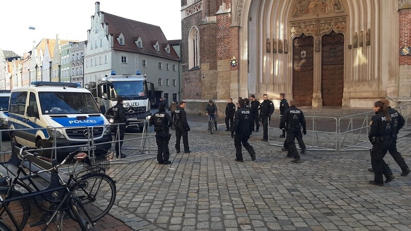 Die Kundgebung vor der Martinskirche wird von einem Polizeiaufgebot begleitet.