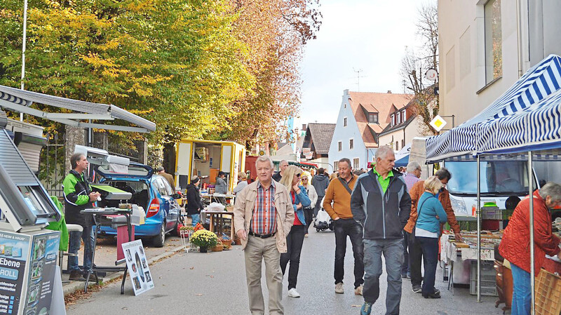 Beim Herbstmarkt - hier ein Bild aus dem Jahr 2018 - nutzen zahlreiche Besucher aus der ganzen Hallertau die Gelegenheit, auch Produkte vieler heimischer Anbieter zu kaufen.