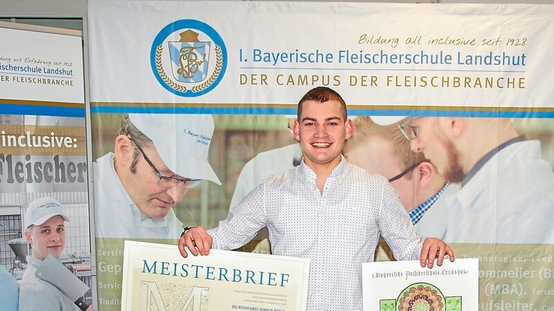 Bernhard Josef Bösl aus Elsendorf wusste schon immer, dass Metzger sein Traumberuf ist. Strahlend präsentierte der 19-Jährige in Landshut den Meisterbrief.