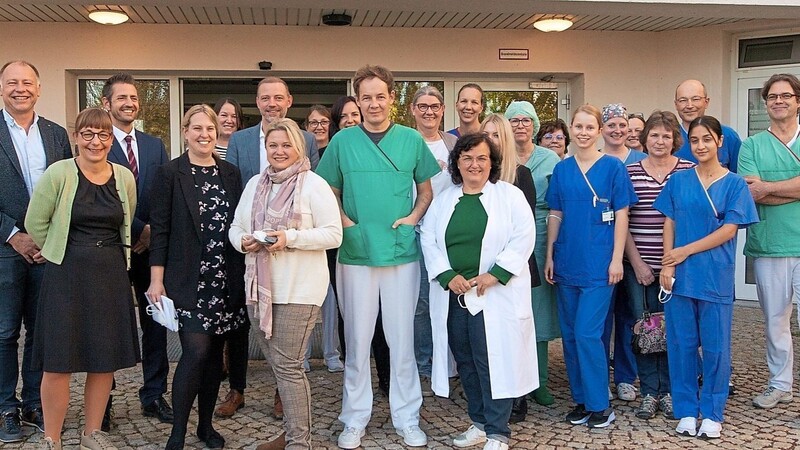 Eine starke Truppe: die Mitarbeiterinnen und Mitarbeiter des Mainburger Krankenhauses, das im Ranking einer renommierten deutschen Tageszeitung bundesweit unter den besten zehn Prozent landete.