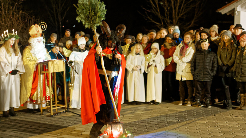 Der Teufel bei seinem Tanz um das "Licht von Bethlehem", beobachtet von der heiligen Luzia, dem Nikolaus und den Englein wie auch den Zuschauern.