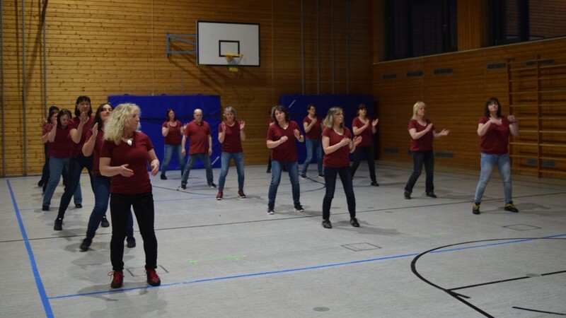 Jeden Montag trifft sich die Tanzgruppe zum Training in der Turnhalle in Moosbach. Vor 15 Jahren wurde die Gruppe gegründet und noch immer haben alle Spaß am Tanzen.