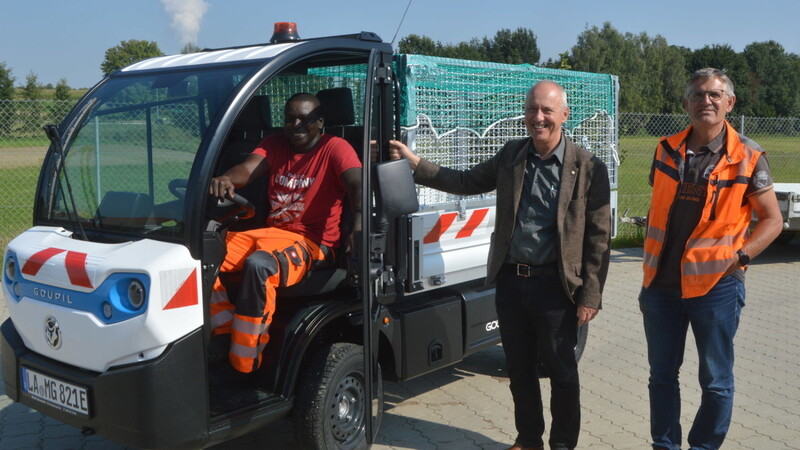 Bürgermeister Josef Reff (Mitte) übergab das neue Fahrzeug an Bauhofchef Franz Strasser (rechts) und dessen Mitarbeiter Demba Boucum.