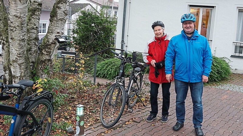 Der Umweltbeauftragte Jürgen Schwalme und Rosmarie Hühmer freuen sich über die neue E-Bike-Ladestation vor der Mainburger Erlöserkirche.