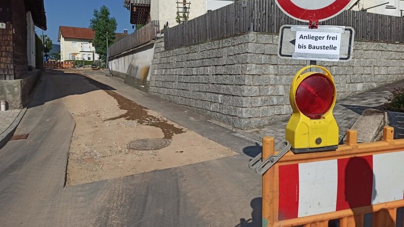 Die Großbaumaßnahme Schönbuchener Straße liegt trotz aufgetretener Schwierigkeiten im Zeitplan. Der Straßenteil, wo zwischenzeitlich im Untergrund gesprengt werden musste, ist mittlerweile wieder aufgefüllt.