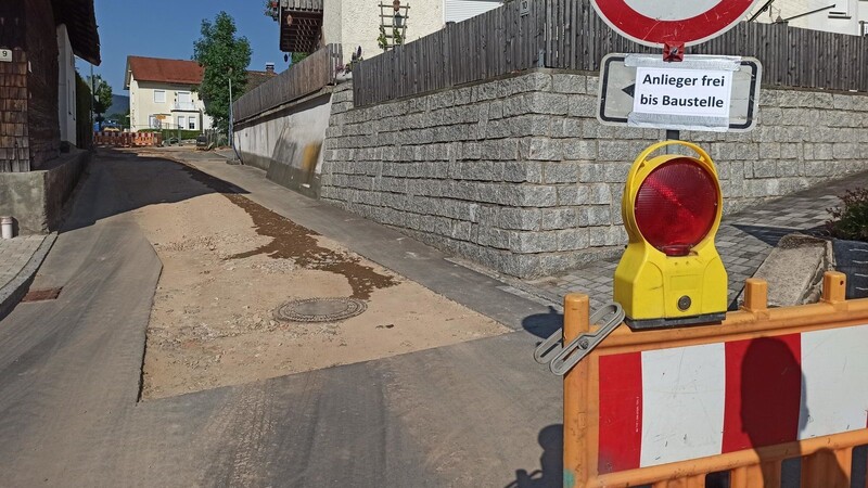 Die Großbaumaßnahme Schönbuchener Straße liegt trotz aufgetretener Schwierigkeiten im Zeitplan. Der Straßenteil, wo zwischenzeitlich im Untergrund gesprengt werden musste, ist mittlerweile wieder aufgefüllt.