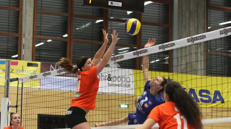 Nach einer 32-stündigen Odysee durch die Lüfte Amerikas und Europas kann sich Rachel Olinyk (Bildmitte) jetzt wieder auf Volleyball bei NawaRo konzentrieren (Foto: Christina Kettenbohrer).