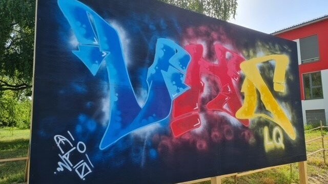 Momentan ziert der Schriftzug "VHS LQ" die neue Graffitiwand am Vhs-Parkplatz in Langquaid. Im linken unteren Eck prangt das "Tag", die Signatur des Sprayers.