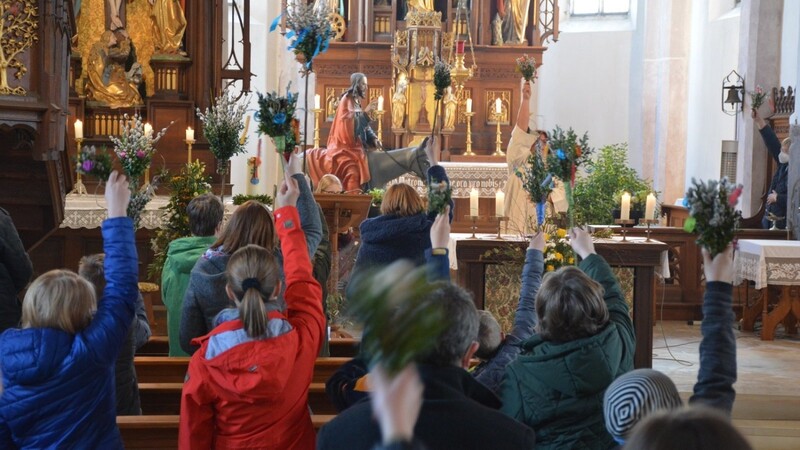 In Feldkirchen wurde mit Gemeindereferentin Rosi Bär-Betz für die Familien am Tag vor Palmsonntag gefeiert.
