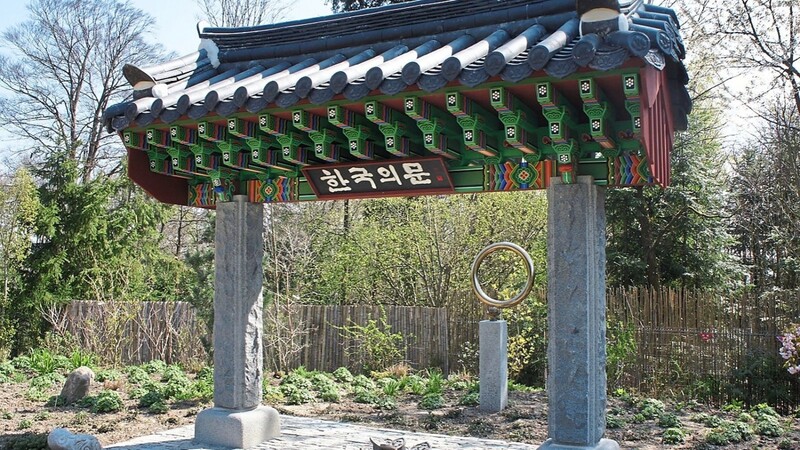 Das neue koreanische Tor ist eine Nachbildung des Tores vom Tempel des "wahren Lichts und der wahren Weisheit".