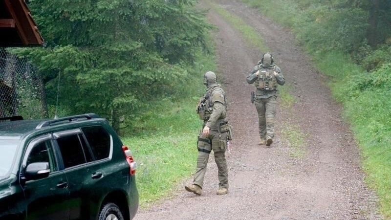 Polizisten gehen bei Oppenau durch ein Waldgebiet. Mit einem Großaufgebot wurde nach dem Flüchtigen gesucht. Nun konnte er gefasst werden.