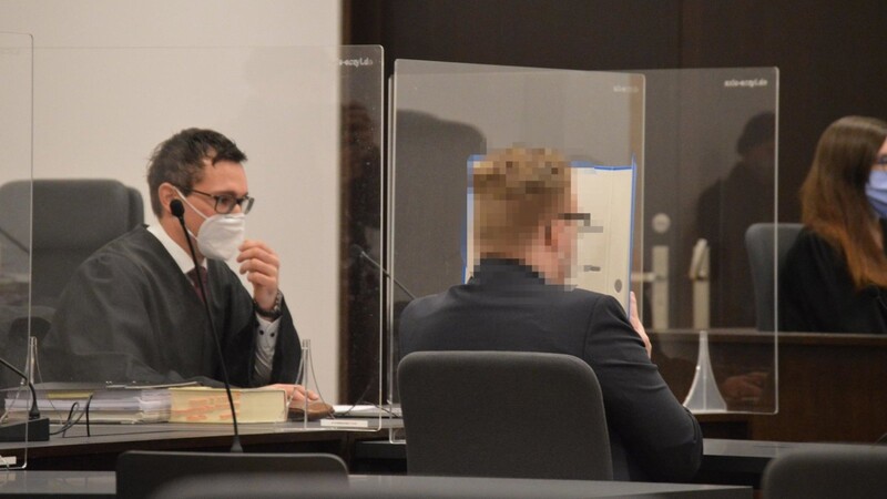 Am Freitag haben Verteidiger Benedikt Kuchenreuter (l.) und Staatsanwalt Maximilian Laubmeier ihre Plädoyers in der Verhandlung gegen den mutmaßlichen Rechtsterroristen Fabian D. verlesen.