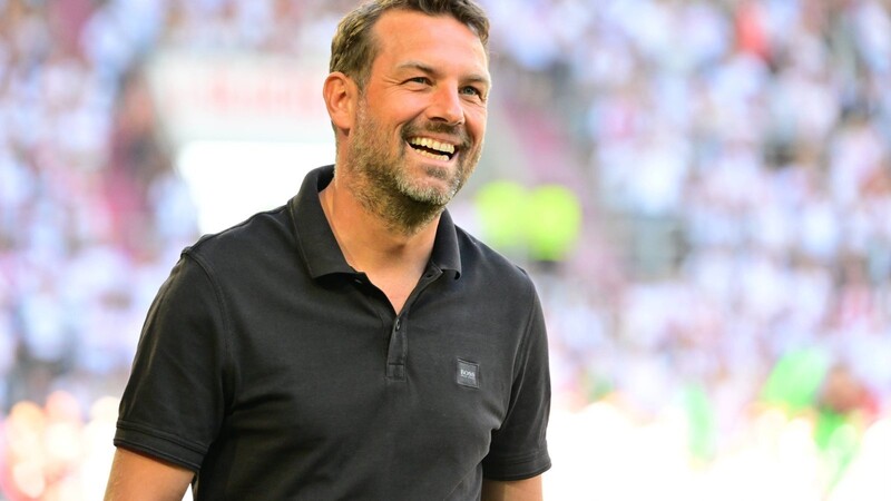 Wie von einer Last befreit: der lächelnde Markus Weinzierl nach seinem letzten Spiel als Trainer des FC Augsburg.