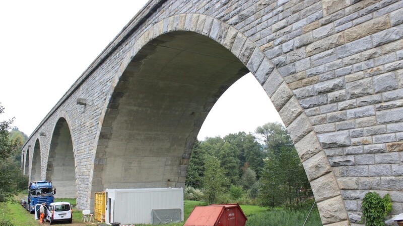 Seit zwei Wochen laufen die Bauarbeiten an der Riedbachbrücke, das heißt im Inneren der Brückenpfeiler. Foto: Lang