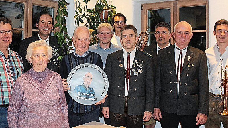 Die Abordnungen von KSK und des Schützenvereins sowie die Melzlbuam gratulierten Thomas Heim ( mit seiner Ehefrau Maria ) anläßlich seines 90. Geburtstages in Winklmeier.