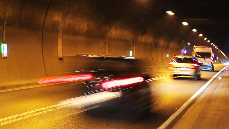 In der Nacht von Dienstag auf Mittwoch ist der Josef-Deimer-Tunnel wegen Reinigungsarbeiten gesperrt. (Symbolbild)