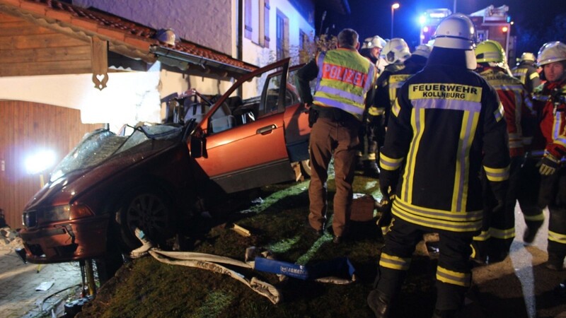 Drei schwerverletzte junge Männer waren nach einem schweren Unfall in Kollnburg zu beklagen.