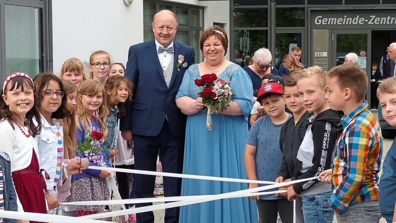 Langes Ehrenspalier vor dem Rathaus: Auch die OGTS-Kinder der Grundschule Schorndorf gratulierten ihren Betreuern Renate und Rupert Fichtl zum gemeinsamen Ehebund von Herzen.