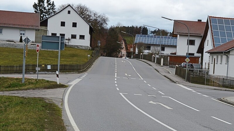 Im Kreuzungsbereich sollen zwei Verkehrsinseln integriert werden, eine aus Richtung Schmatzhausen kommend (links auf dem Foto) und eine aus Andermannsdorf kommend (rechts auf dem Foto).