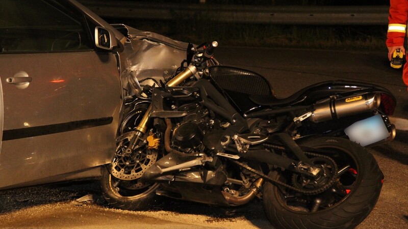 Bei einem Unfall in Langquaid ist am Freitagabend ein junger Motorradfahrer schwer verletzt worden.