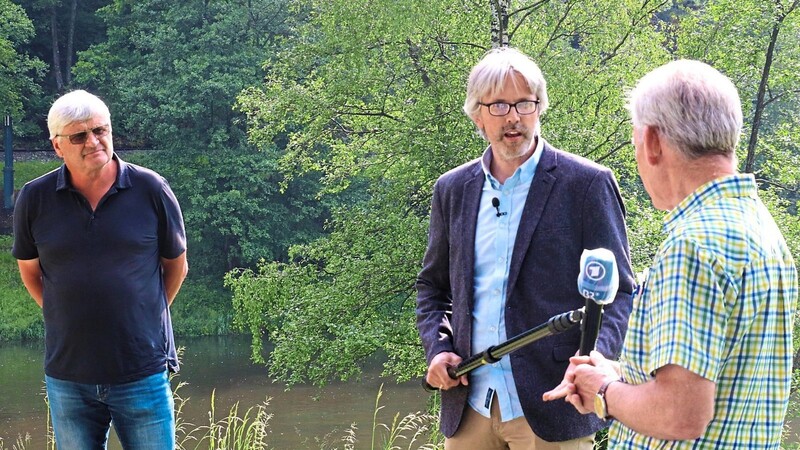 BR-Reporter Christian Riedl befragt stellvertretend für beide Seiten Kanuverleiher Sepp Schneider (li.) und Helmut Raster vom Bezirksfischereiverein Viechtach. Wirklich zufrieden sind beide nicht nach dem Runden Tisch.