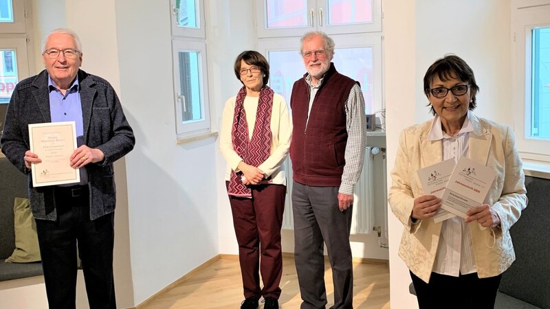 Forscher-Preisträger Hermann Kraus (v. l.) mit Heidi Menzel und Anton Hirth (Vorstandschaft Historischer Verein) und der Vorsitzenden Dr. Heike Kronseder.