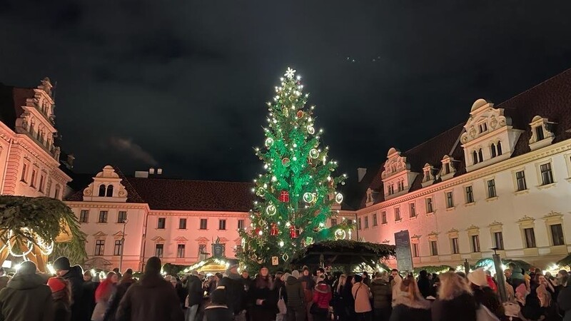 Der Romantische Weihnachtsmarkt im Innenhof von Schloss Thurn und Taxis schließt morgen - aufgeben will Veranstalter Peter Kittel aber noch nicht.