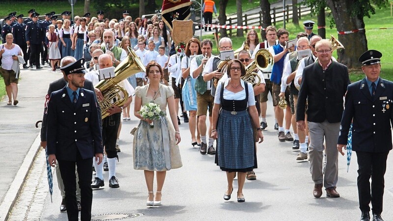 Mit Paten- und Ehrenpatenverein sowie den Amtsträgern zog die Rhanwaltinger Wehr zum Festauftakt durch das Dorf.