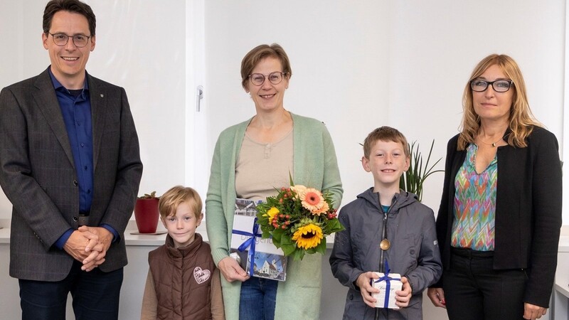 Oberbürgermeister Dr. Christian Moser begrüßt Carolin Roidl (v. l.), Angelika Roidl und Paul Roidl zusammen mit Christine Wöhrl (Leiterin Bürgeramt) als 38 000. Einwohner Deggendorfs.