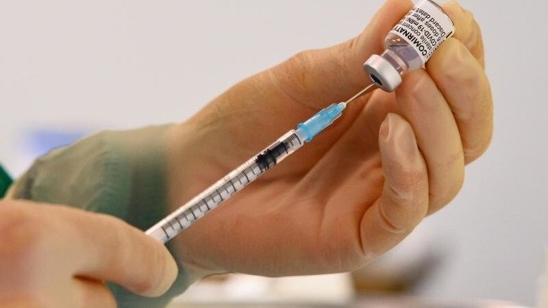 Eine Pharmazeutisch-technische Assistenten zieht eine Spritze mit dem Corona-Impfstoff von Biontech/Pfizer auf.