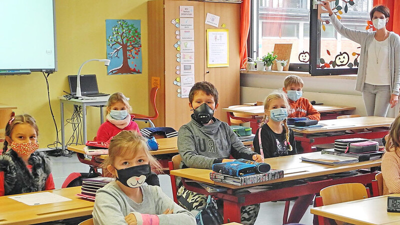 Wegen des Ü-50-Inzidenzwertes im Landkreis Landshut müssen auch die Zweitklässler der Volksschule Pfeffenhausen mit Maske im Unterricht sitzen.
