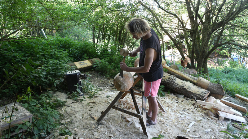 Jonathan Pielmeier beim Anfertigen einer Holzhantel.