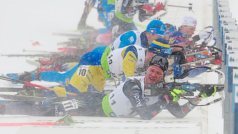 Heftige Windböen und Schneetreiben machen den Biathleten am Schießstand das Leben schwer. Philipp Horn (vorne) dreht sich weg, um seine Augen vor dem Schnee zu schützen.
