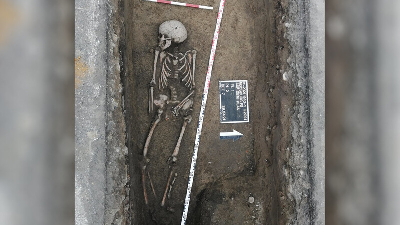 Archäologen haben auf dem Plan ein sehr gut erhaltenes Skelett aus dem Spätmittelalter ausgegraben.
