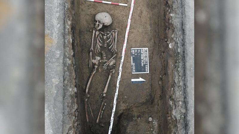 Archäologen haben auf dem Plan ein sehr gut erhaltenes Skelett aus dem Spätmittelalter ausgegraben.