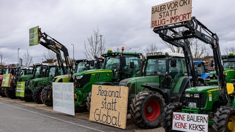 Wie auf diesem Bild in Regensburg haben am Sonntagabend rund 150 Landwirte vor einem Supermarkt-Lager in Regenstauf demonstriert.