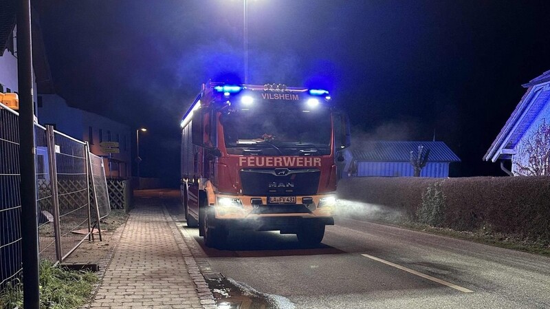 Die Feuerwehren aus Thann/Vatersdorf und Vilsheim mussten am Freitagmorgen wegen einer Überschwemmung an der Hauptstraße ausrücken.