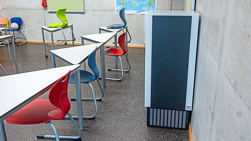 Ein Luftfiltergerät steht in einem Klassenzimmer im Anton-Bruckner-Gymnasium in Straubing.
