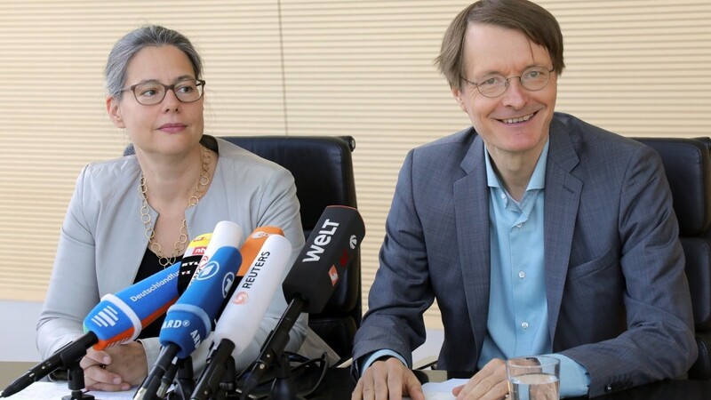 Nina Scheer (l.) und Karl Lauterbach beantworten im Jakob-Kaiser-Haus Fragen zu ihren Bewerbungen um die Kandidatur für den SPD-Parteivorsitz.