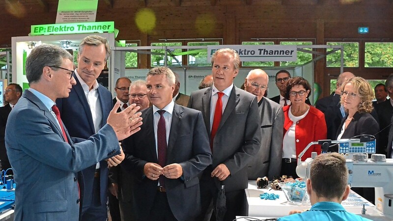 Kultusminister Bernd Sibler mit den Kommunalpolitikern und dem Vorsitzenden des Wirtschaftsforums, Klaus Hoffmeister (Vierter von links), beim Messerundgang auf der Wirtschaftsschau.