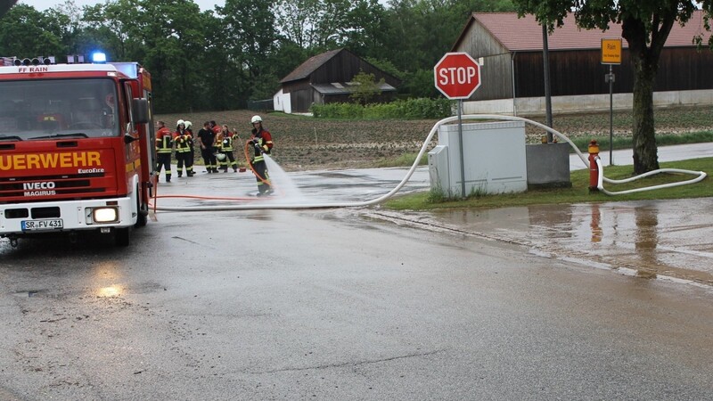 Überflutete Keller und überschwemmte Straßen waren die Einsatzorte der Feuerwehren am Montagabend in Rain.