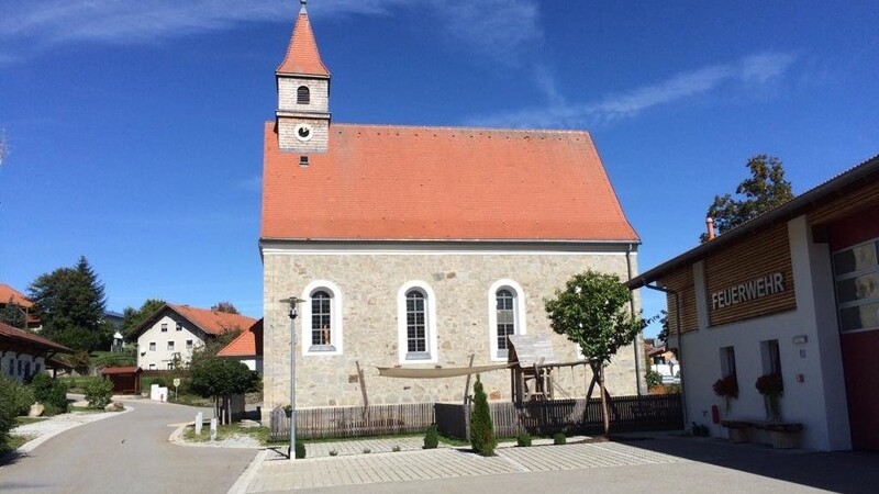 Der Dorfmittelpunkt: Die Kirche mit Spielplatz und Feuerwehrhaus.
