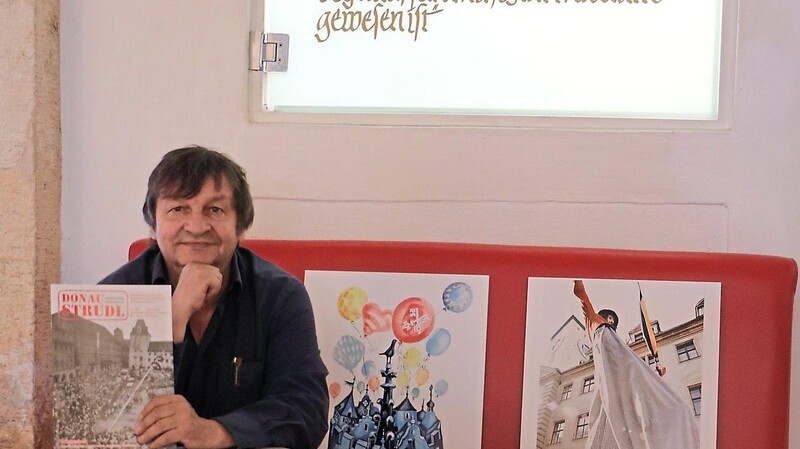 Bürgerfest-Fan: Reinhard Kellner sitzt im Café Goldenes Kreuz inmitten der Bürgerfest-Plakate mit dem Donaustrudl-Themenheft.