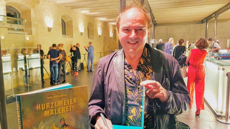 Der aus Unterdeggenbach stammende international renommierte Karikaturist und Maler Rudi Hurzlmeier wurde bei der Ausstellungseröffnung jüngst in Fürstenfeldbruck gefeiert. Im Rahmen der Vernissage hat er eine weitere Auszeichnung erhalten, nämlich den "Pocci Preis 2020".