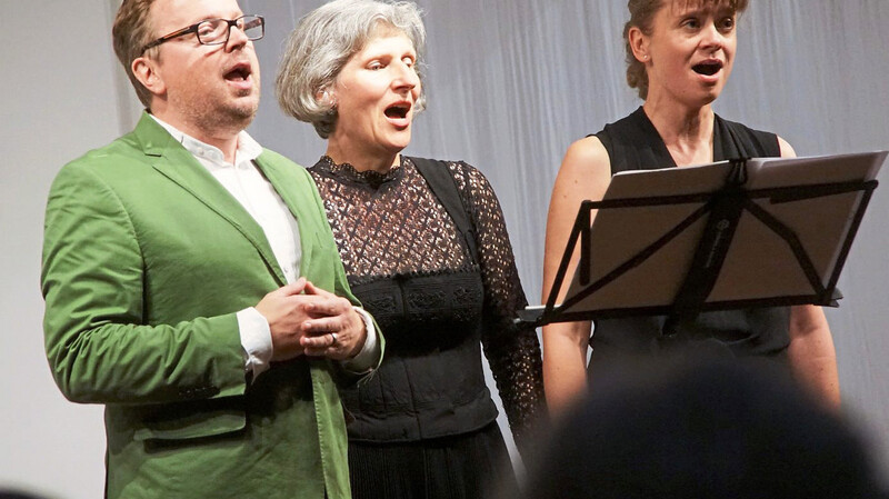 Franz Vitzthum, Gertrud Wittkowsky und Katja Stuber (von links) überzeugten mit dem bairischen Dreigesang "Doud". Komponiert hat dieses Stück Peter Wenk, der in Wörth kein Unbekannter ist.