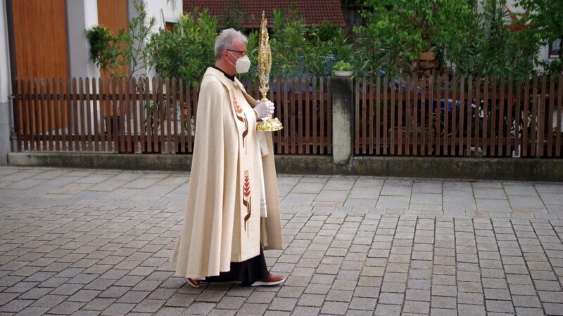 Pfarrer Johann Baier bei der Prozession am Prangertag.