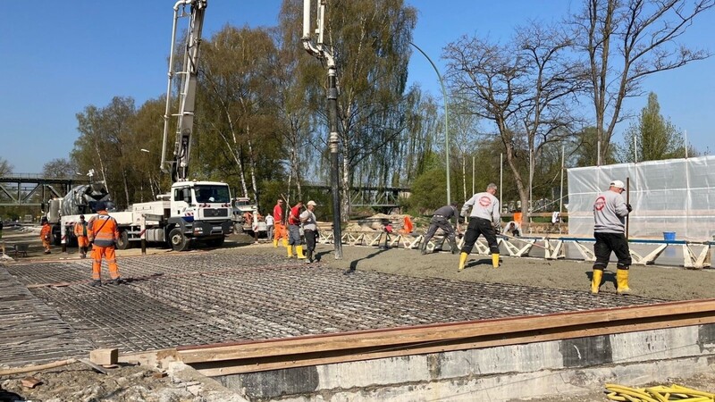 Derzeit laufen unter anderem Betonage-Arbeiten für die Roßbach-Unterführung. Das mobile Videoüberwachungssystem "BauWatch" wird ab sofort zur Überwachung des Baustellengeländes eingesetzt.