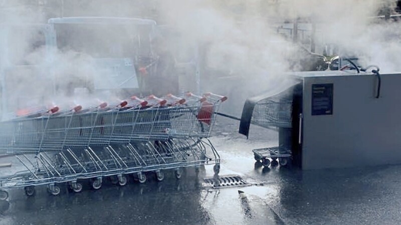 Mit über 140 Grad heißem Wasserdampf werden die Einkaufswagen in der mobilen Anlage ohne chemische Zusätze desinfiziert.
