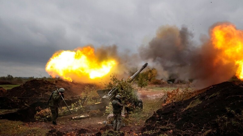 Soldaten feuern aus auf ukrainische Truppen.