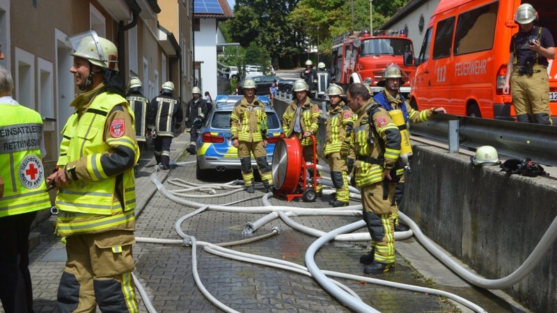 Mit dem Hochdrucklüfter entrauchen die Feuerwehrleute die Wohnung, in deren Keller ein Schwelbrand entstanden war.